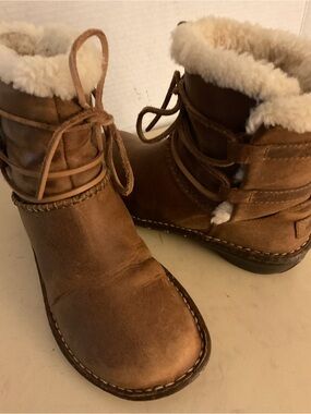 UGG Chestnut Brown leather   Shearling Caspia Boots US 7